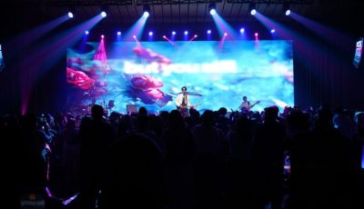 Suasana panggung konser Lullaboy saat berduet bersama musisi Indonesia di The Music Hall Jakarta