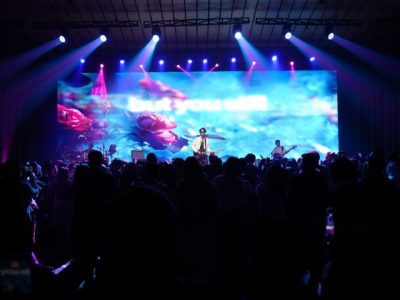 Suasana panggung konser Lullaboy saat berduet bersama musisi Indonesia di The Music Hall Jakarta