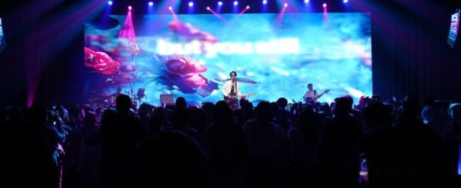 Suasana panggung konser Lullaboy saat berduet bersama musisi Indonesia di The Music Hall Jakarta
