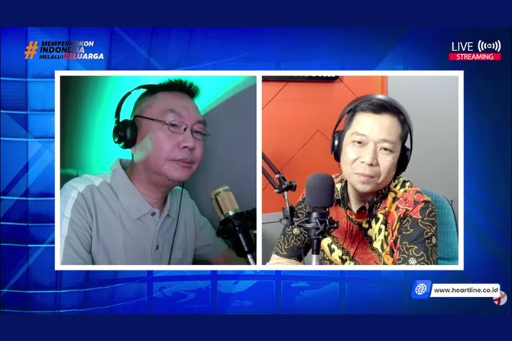 Pastor Jonatan Prawira saat menyampaikan renungan spiritual dalam program Firman dalam Pujian di radio Heartline FM