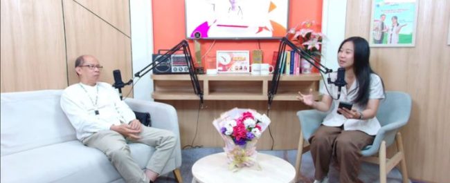 Pdt. Kiky Tjahjadi saat membagikan kesaksian hidup dalam program Bangkit dari Keterpurukan di Heartline FM