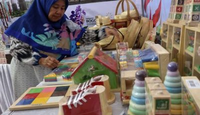 Pelaku UMKM lokal saat memamerkan produk kerajinan kreatif dalam pameran dagang regional