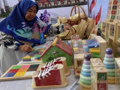 Pelaku UMKM lokal saat memamerkan produk kerajinan kreatif dalam pameran dagang regional