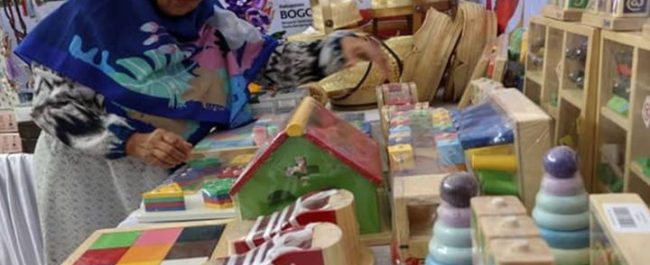 Pelaku UMKM lokal saat memamerkan produk kerajinan kreatif dalam pameran dagang regional