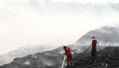 Personel gabungan dari BPBD dan TNI-Polri saat melakukan penyemprotan air di lokasi kebakaran TPA Jatiwaringin Tangerang
