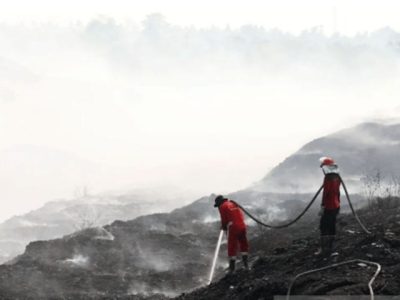 Personel gabungan dari BPBD dan TNI-Polri saat melakukan penyemprotan air di lokasi kebakaran TPA Jatiwaringin Tangerang