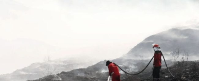 Personel gabungan dari BPBD dan TNI-Polri saat melakukan penyemprotan air di lokasi kebakaran TPA Jatiwaringin Tangerang