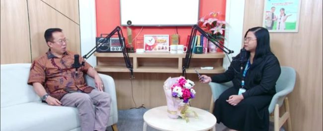 Praktisi parenting Timothy Ivan saat membagikan pemaparan materi mengenai transisi melepaskan anak dewasa dalam program Sketsa Keluarga Indonesia