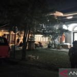 Barang bukti tumpukan emas batangan dan mata uang asing hasil sitaan brankas korupsi oleh tim penyidik kepolisian
