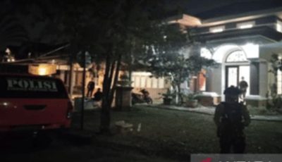 Barang bukti tumpukan emas batangan dan mata uang asing hasil sitaan brankas korupsi oleh tim penyidik kepolisian