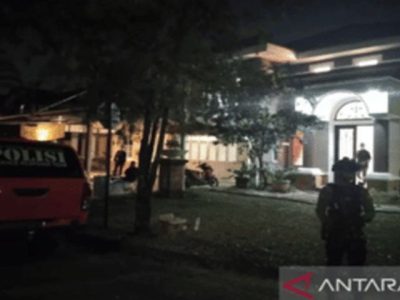 Barang bukti tumpukan emas batangan dan mata uang asing hasil sitaan brankas korupsi oleh tim penyidik kepolisian