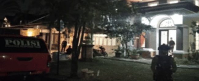 Barang bukti tumpukan emas batangan dan mata uang asing hasil sitaan brankas korupsi oleh tim penyidik kepolisian