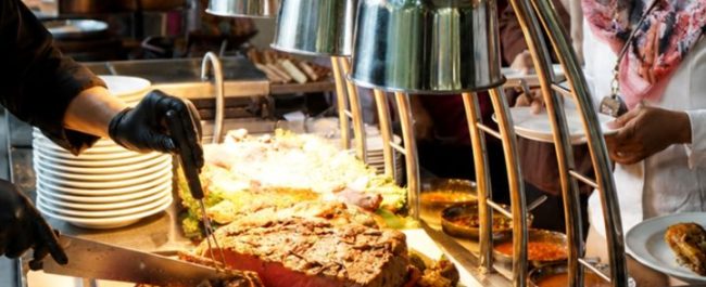 Suasana bersantap Saturday Tropical Brunch di pinggir kolam renang Laguna Bar ARYADUTA Lippo Village Tangerang
