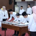 Sekretaris Jenderal Kemnaker Cris Kuntadi saat melantik dan mengambil sumpah jabatan 30 pejabat fungsional di lingkungan Kemnaker