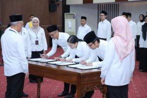 Sekretaris Jenderal Kemnaker Cris Kuntadi saat melantik dan mengambil sumpah jabatan 30 pejabat fungsional di lingkungan Kemnaker