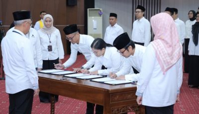 Sekretaris Jenderal Kemnaker Cris Kuntadi saat melantik dan mengambil sumpah jabatan 30 pejabat fungsional di lingkungan Kemnaker