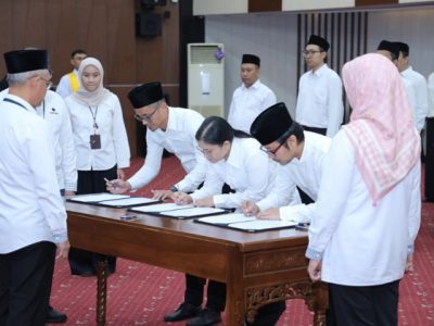 Sekretaris Jenderal Kemnaker Cris Kuntadi saat melantik dan mengambil sumpah jabatan 30 pejabat fungsional di lingkungan Kemnaker