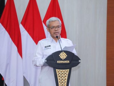 Sekretaris Jenderal Kemnaker Cris Kuntadi saat memberikan arahan mengenai pemanfaatan AI dalam analisis pasar kerja
