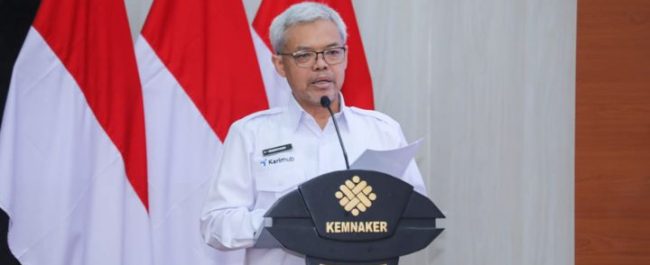 Sekretaris Jenderal Kemnaker Cris Kuntadi saat memberikan arahan mengenai pemanfaatan AI dalam analisis pasar kerja