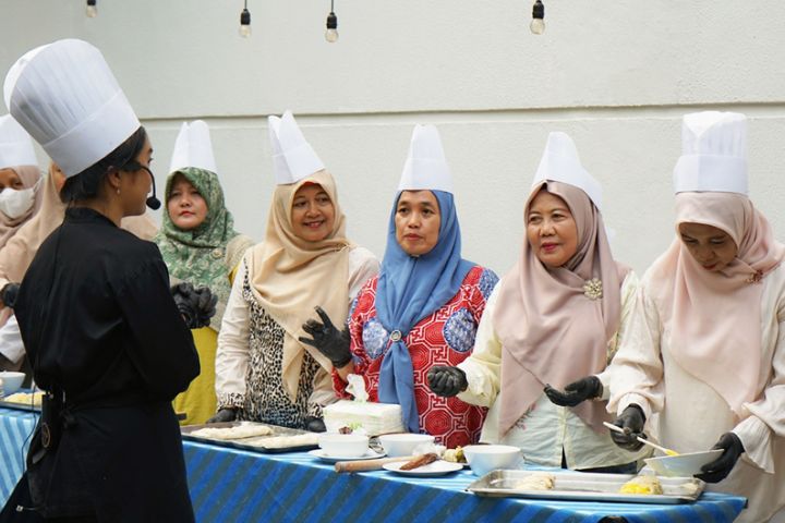 Momen cooking class banana strudel aryaduta lippo village