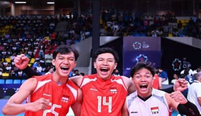 Skuad Timnas Voli Putra Indonesia merayakan selebrasi juara di podium Piala AVC Men's Cup 2026 setelah mengalahkan Korea Selatan