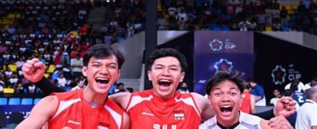Skuad Timnas Voli Putra Indonesia merayakan selebrasi juara di podium Piala AVC Men's Cup 2026 setelah mengalahkan Korea Selatan