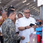 Wakil Menteri Ketenagakerjaan Afriansyah Noor saat meninjau area produksi PT Sheonary Javanesia INC di Temanggung Jawa Tengah