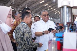 Wakil Menteri Ketenagakerjaan Afriansyah Noor saat meninjau area produksi PT Sheonary Javanesia INC di Temanggung Jawa Tengah