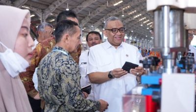 Wakil Menteri Ketenagakerjaan Afriansyah Noor saat meninjau area produksi PT Sheonary Javanesia INC di Temanggung Jawa Tengah