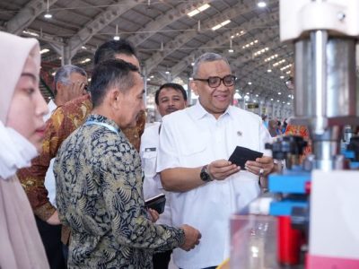 Wakil Menteri Ketenagakerjaan Afriansyah Noor saat meninjau area produksi PT Sheonary Javanesia INC di Temanggung Jawa Tengah