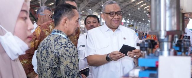Wakil Menteri Ketenagakerjaan Afriansyah Noor saat meninjau area produksi PT Sheonary Javanesia INC di Temanggung Jawa Tengah