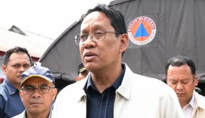 Menkeu Purbaya Yudhi Sadewa meninjau posko tanggap darurat bencana gempa di Kabupaten Manggarai