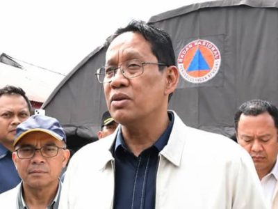 Menkeu Purbaya Yudhi Sadewa meninjau posko tanggap darurat bencana gempa di Kabupaten Manggarai