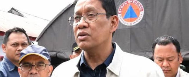 Menkeu Purbaya Yudhi Sadewa meninjau posko tanggap darurat bencana gempa di Kabupaten Manggarai