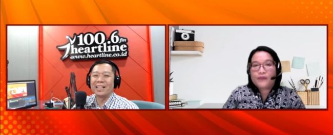 Ibu Gerna Situmeang MA dari Yayasan Busur Emas saat membagikan pemaparan materi mendidik anak mandiri atau penurut di program Parenting with Heart Radio Heartline
