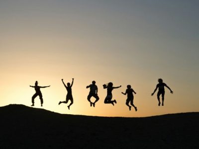 Keluarga bahagia sedang menikmati perjalanan liburan bersama anak-anak di tempat wisata