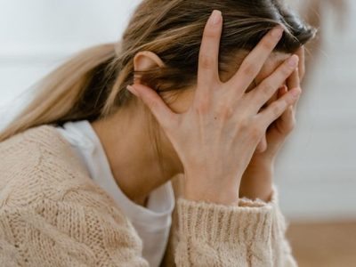Ilustrasi seseorang mengalami stres dan beban pikiran akibat negative thinking