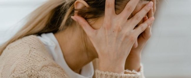 Ilustrasi seseorang mengalami stres dan beban pikiran akibat negative thinking