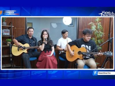 Personel Intimacy Worship Community saat membawakan lagu rohani dan menceritakan proses album One Character dalam program Cemilan Sore di Heartline Center