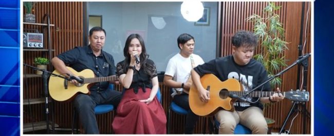 Personel Intimacy Worship Community saat membawakan lagu rohani dan menceritakan proses album One Character dalam program Cemilan Sore di Heartline Center