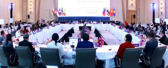 Dirjen PHI dan Jamsos Kemnaker Indah Anggoro Putri saat menyampaikan usulan penguatan indikator kesempatan kerja inklusif dalam forum ketenagakerjaan ASEAN di Bangkok