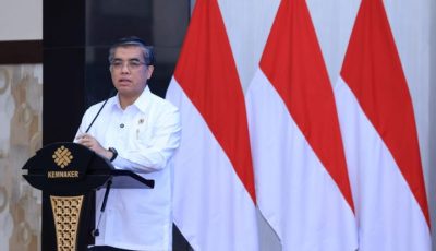 Petugas Balai Besar K3 Kemnaker melayani pemeriksaan kesehatan gratis bagi warga