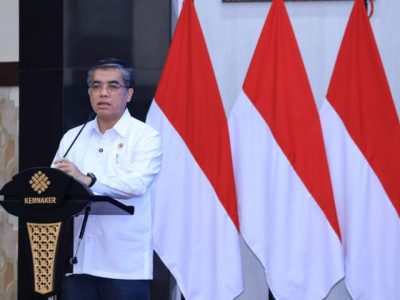 Petugas Balai Besar K3 Kemnaker melayani pemeriksaan kesehatan gratis bagi warga