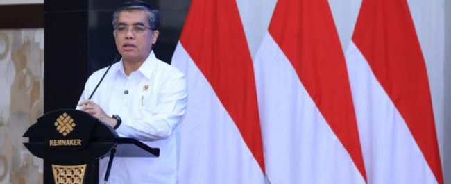 Petugas Balai Besar K3 Kemnaker melayani pemeriksaan kesehatan gratis bagi warga