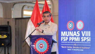 Menteri Ketenagakerjaan Yassierli saat menyampaikan sambutan mengenai kebijakan perlindungan pekerja pada Munas FSP PPMI SPSI di Surakarta