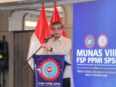 Menteri Ketenagakerjaan Yassierli saat menyampaikan sambutan mengenai kebijakan perlindungan pekerja pada Munas FSP PPMI SPSI di Surakarta