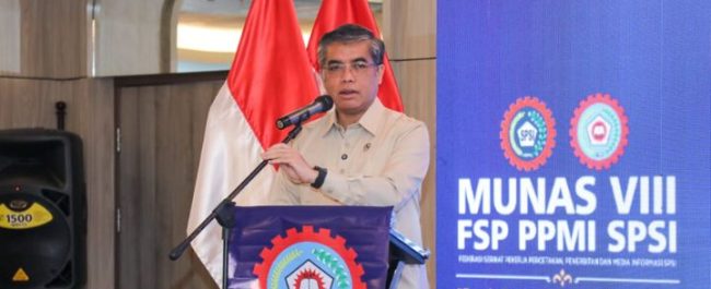 Menteri Ketenagakerjaan Yassierli saat menyampaikan sambutan mengenai kebijakan perlindungan pekerja pada Munas FSP PPMI SPSI di Surakarta