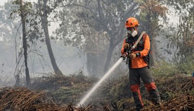 Tim Operasi Modifikasi Cuaca (OMC) saat penyemaian awan penanganan karhutla di Kalimantan