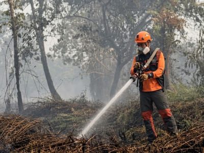 Tim Operasi Modifikasi Cuaca (OMC) saat penyemaian awan penanganan karhutla di Kalimantan