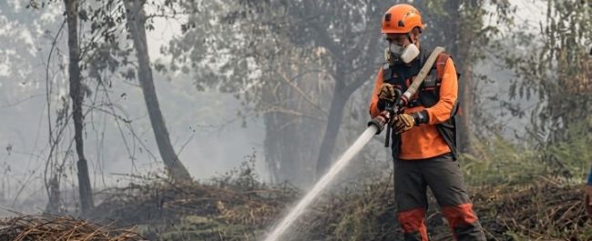Tim Operasi Modifikasi Cuaca (OMC) saat penyemaian awan penanganan karhutla di Kalimantan